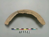 藏品(淺褐色夾砂陶圈足)的圖片